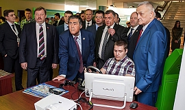 Administracija-i-gubernator-otsenili-predsmennyj-ekzamenator-na-vystavke-2014.jpg